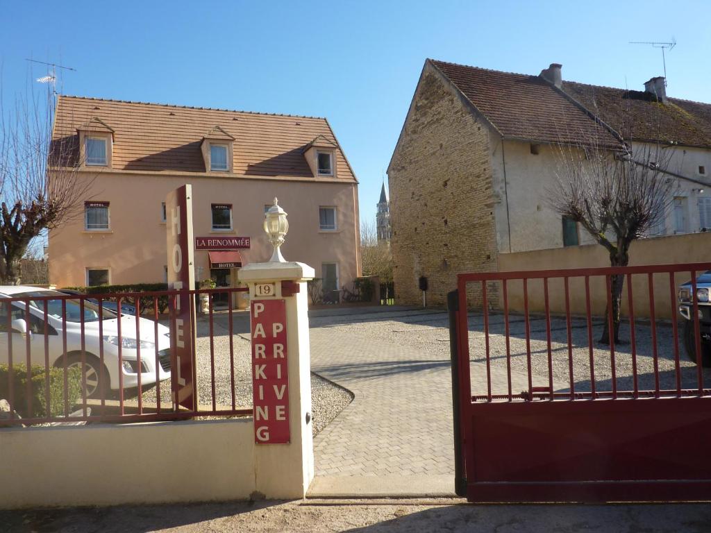 une porte avec un panneau devant un bâtiment dans l'établissement Hôtel A La Renommée, à Saint-Père