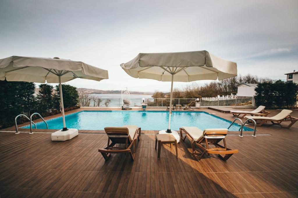 The swimming pool at or close to Sapanca View Hotel