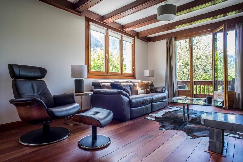 een woonkamer met een bank en een stoel bij Luxury Spacious Chalet in Chamonix in Chamonix-Mont-Blanc