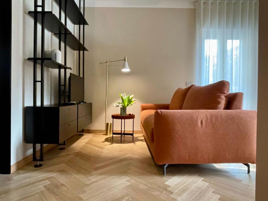 ein Wohnzimmer mit einem Sofa und einem TV in der Unterkunft Cà Bèla - Moscova in Mailand