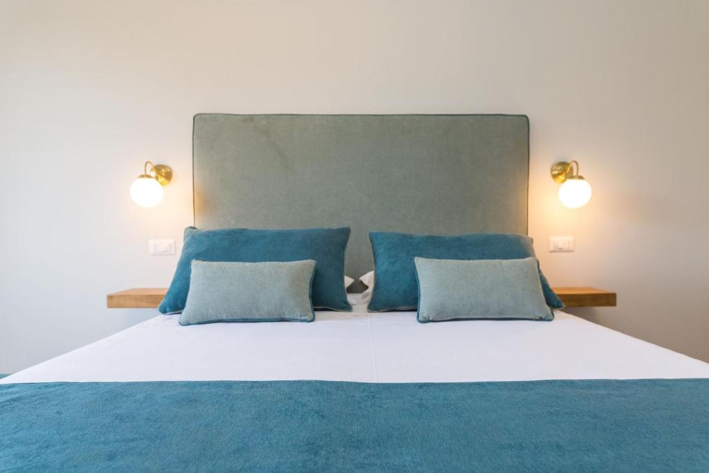 Postel nebo postele na pokoji v ubytování Sorrento Pool&Suites