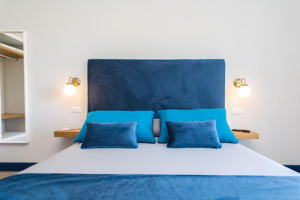 Postel nebo postele na pokoji v ubytování Sorrento Pool&Suites