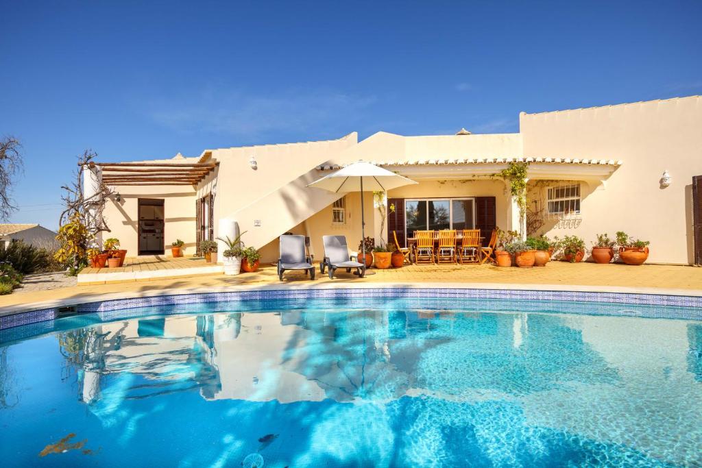 una piscina frente a una casa en Villa Oceanis, en Luz