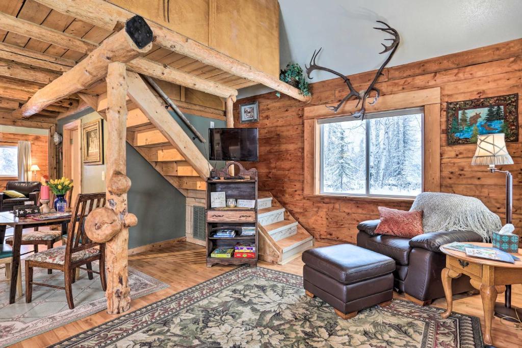 una sala de estar con una escalera en una casa pequeña en Snowshoe Cabin with Gas Grill Fish and Hike!, en Big Lake