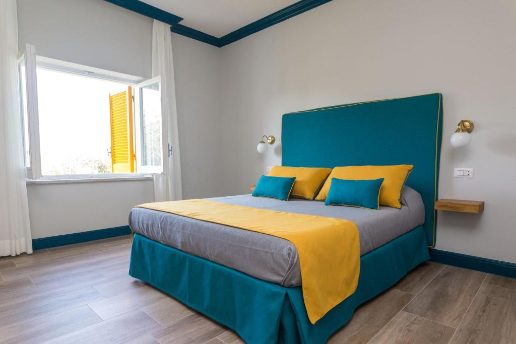 Postel nebo postele na pokoji v ubytování Sorrento Pool&Suites