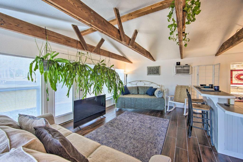 uma sala de estar com um sofá e uma televisão em Cottage with Scenic Deck on Cedar Creek Reservoir! em Gun Barrel City