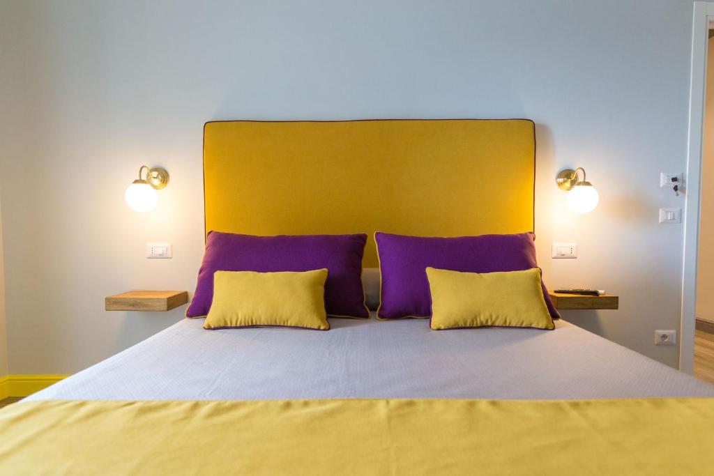 Postel nebo postele na pokoji v ubytování Sorrento Pool&Suites