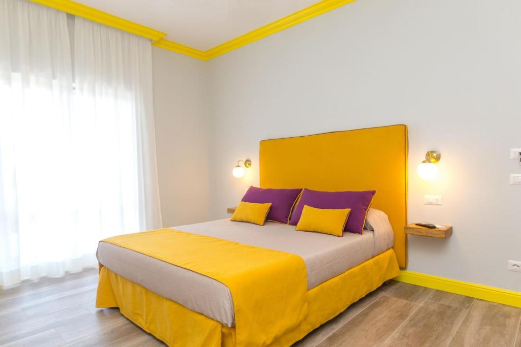 Postel nebo postele na pokoji v ubytování Sorrento Pool&Suites