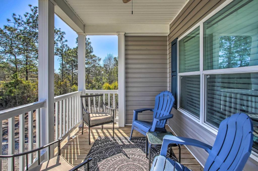Dos sillas azules en el porche delantero de una casa en Ocean Isle Beach Escape - Centrally Located! en Ocean Isle Beach