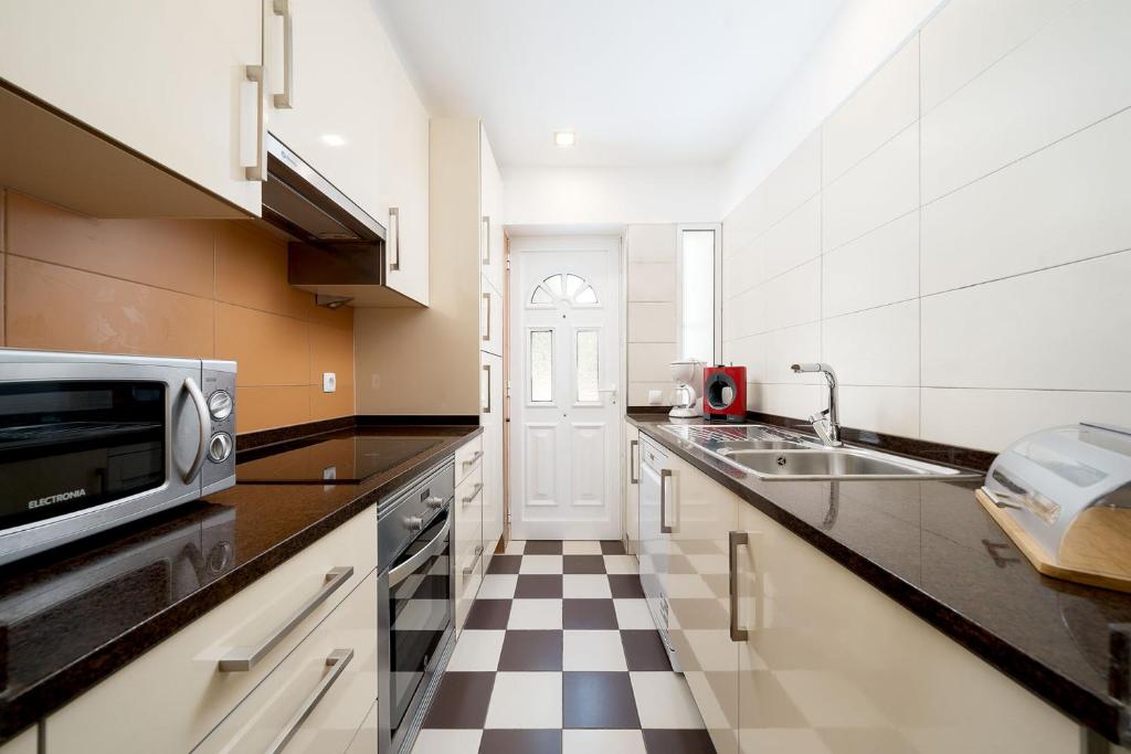 Kuchyň nebo kuchyňský kout v ubytování Casa Gaivota-Quinta do Paraíso, Praia Carvoeiro