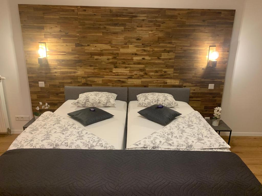 ein Schlafzimmer mit einem Bett mit zwei Kissen darauf in der Unterkunft Exclusive Holiday Apartments in Villach