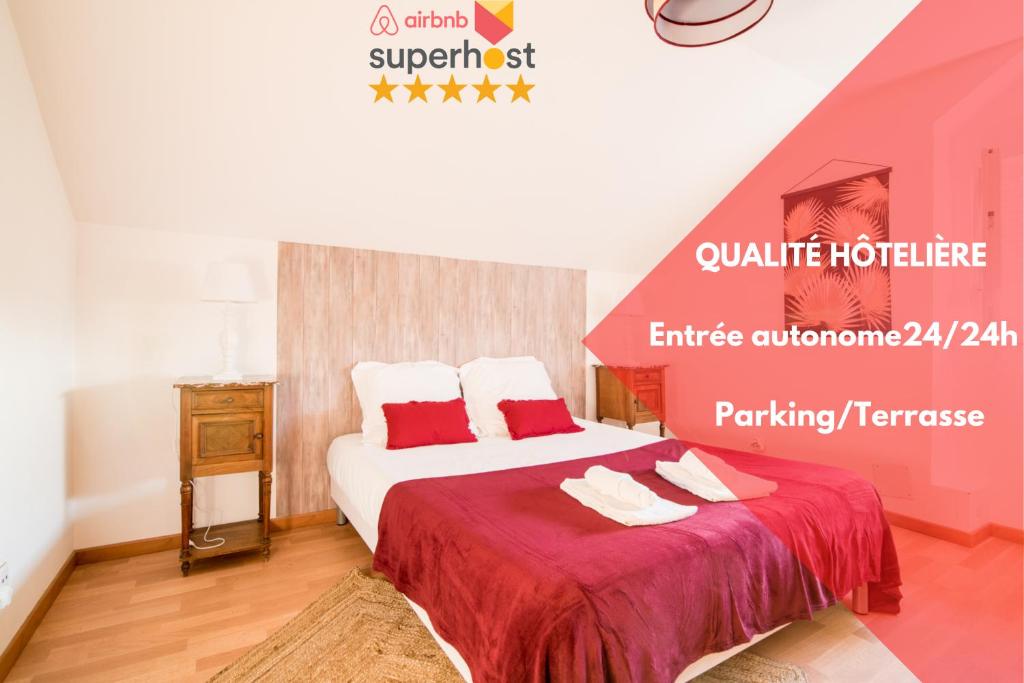 ein Schlafzimmer mit einem großen Bett mit einer roten Decke in der Unterkunft Nouveau - La Parenthèse in Wingersheim