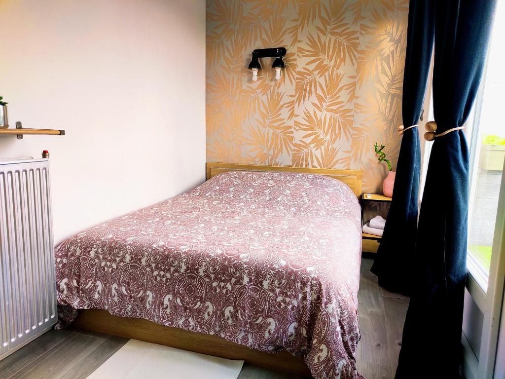 a small bedroom with a bed in a room at 36 Dajot Boutique Apartment - 70 in Melun