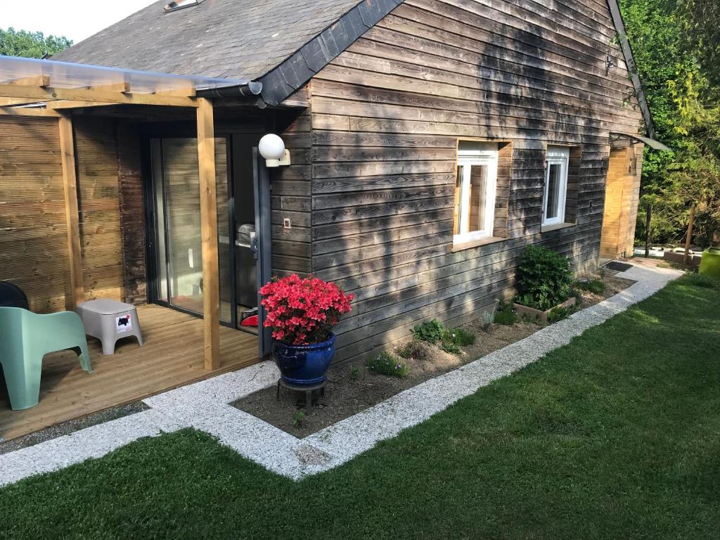 a wooden deck next to a house at La Coudraie: Loft sauna/jacuzzi privatif à la campagne in Saint-Pardoux-le-Vieux