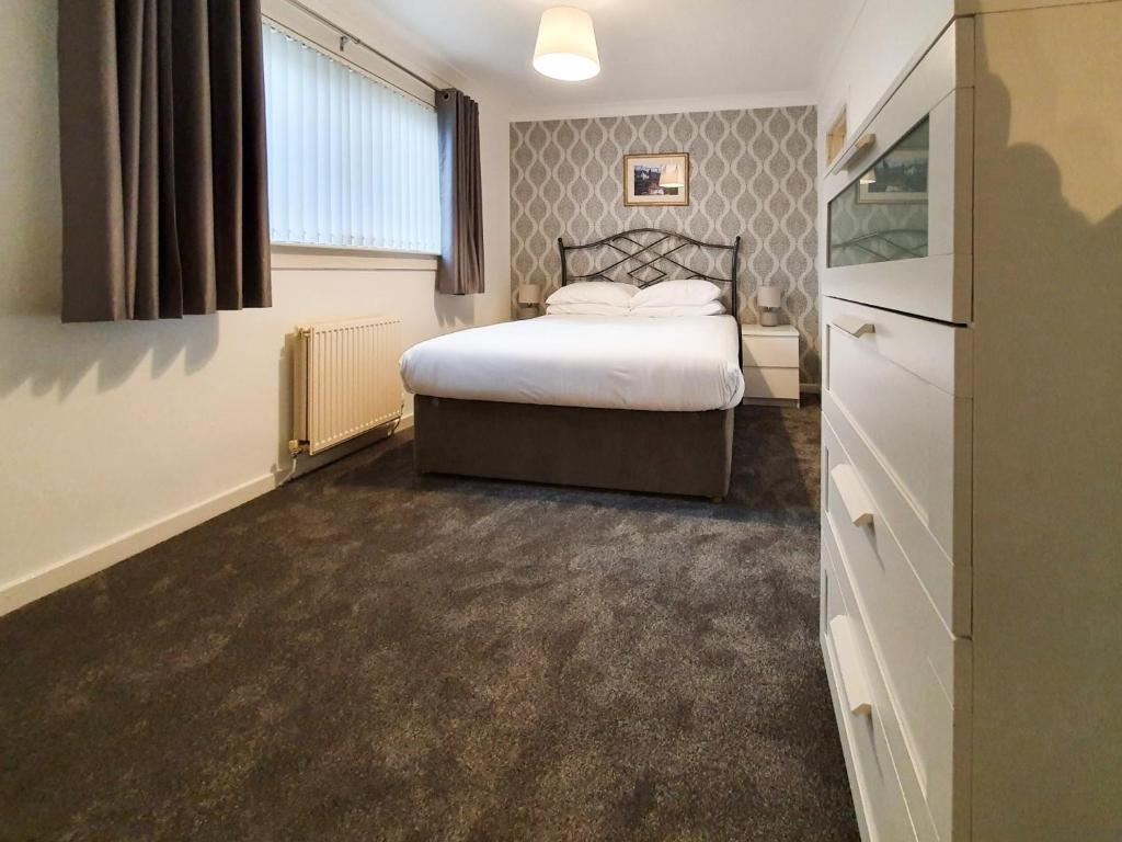 ファイフにある3 bedroom house Amazon M90 Dunfermline Edinburghの小さなベッドルーム(ベッド1台、窓付)