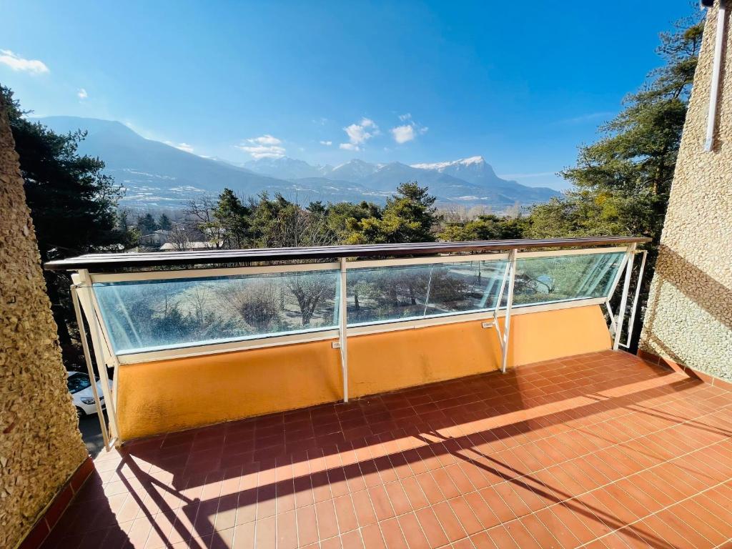 einen Balkon mit Bergblick in der Unterkunft Appartement rénové à 200m de la plage + garage in Embrun