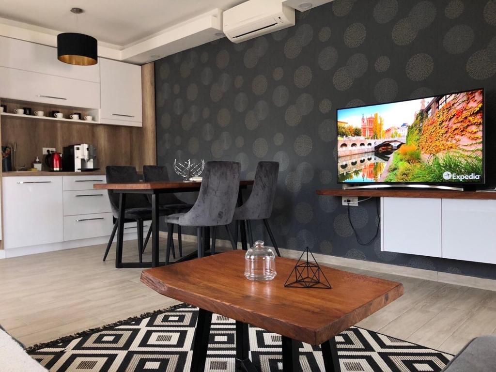 uma sala de estar com uma televisão de ecrã plano na parede em Aria lux apartmani em Vrdnik