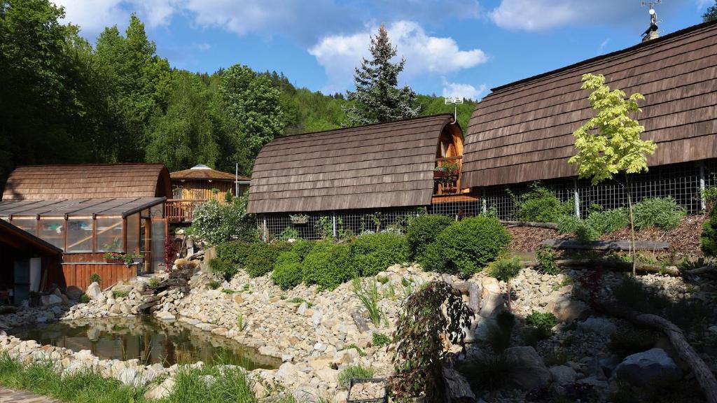 Zahrada ubytování Glamp V Hluboké - Yurts and Wooden Houses