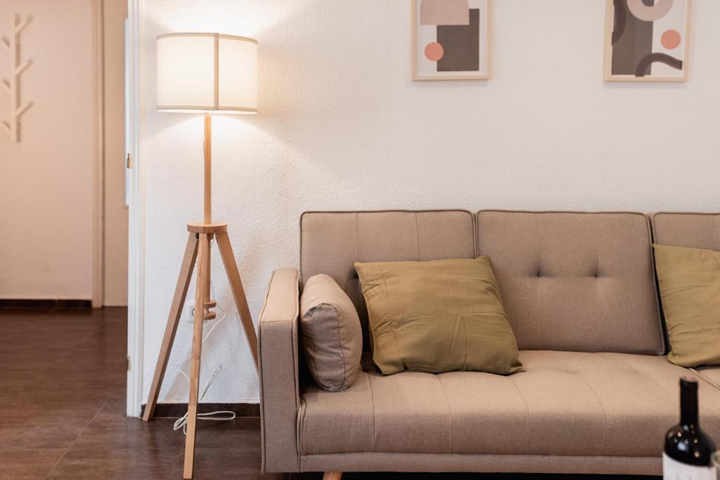 sala de estar con sofá y lámpara de pie en Apartamentos FV Flats Valencia - Mestalla 9 en Valencia