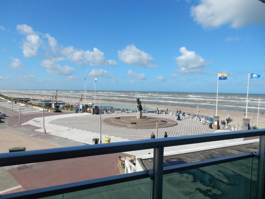 a view of a beach with a statue and the ocean at Appartement Babette in Zandvoort