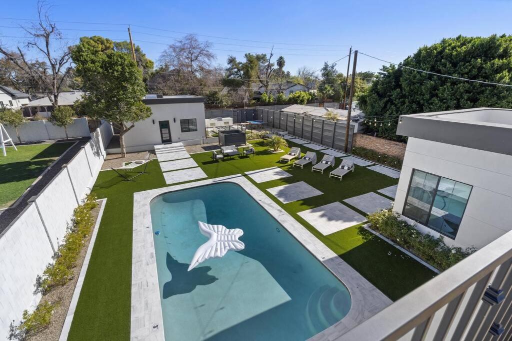 widok na basen w ogrodzie w obiekcie The Climate Villa by HomeSlice Stays w mieście Phoenix