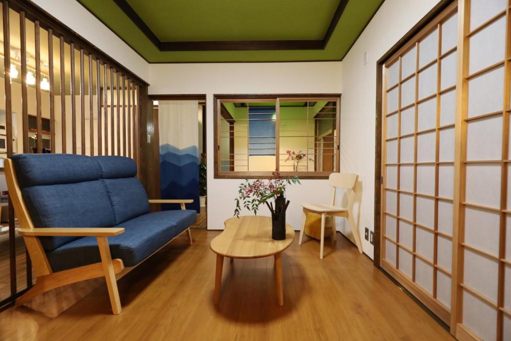 洲本市にあるHotaru no Yado - Vacation STAY 24964vのリビングルーム(青いソファ、テーブル付)