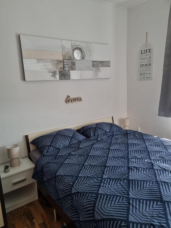 Posteľ alebo postele v izbe v ubytovaní LUKA Apartman Pakoštane