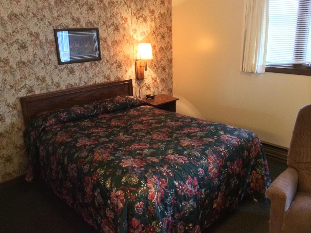 Burr Oak Motel - Habitación De La Reina