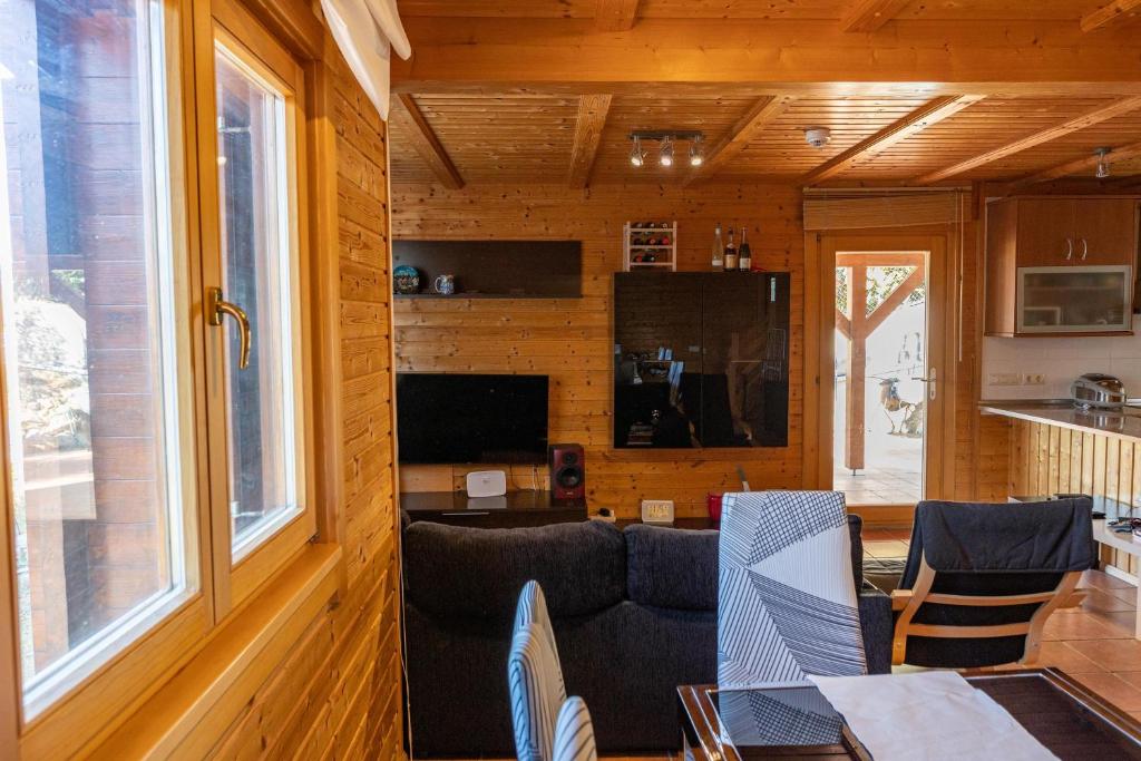 Televízia a/alebo spoločenská miestnosť v ubytovaní Casa de Madera en Calafell