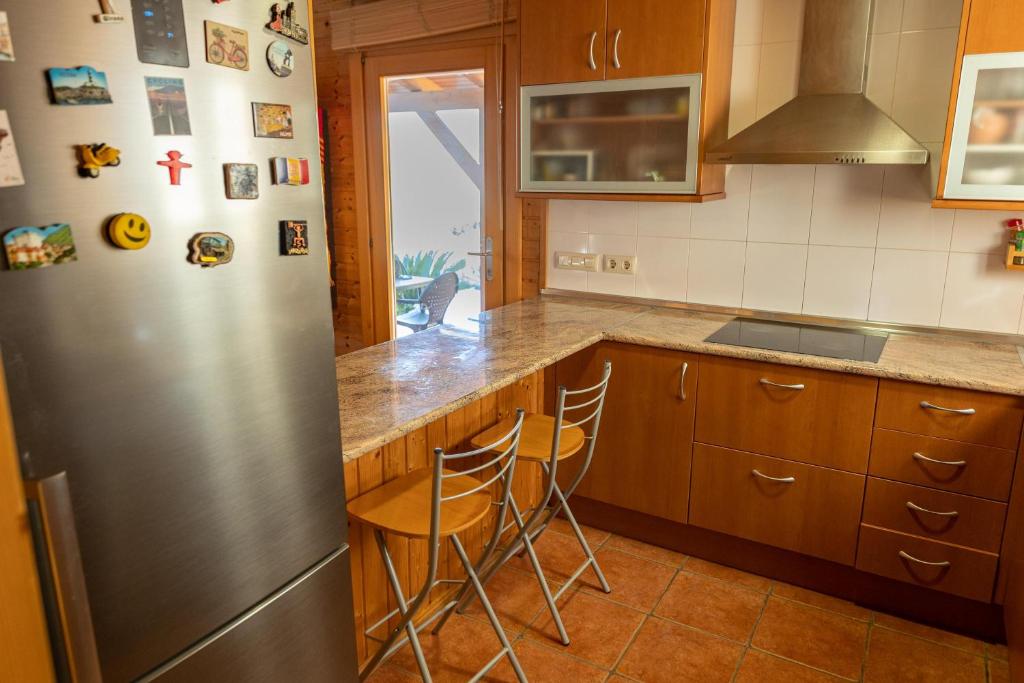 Kuchyňa alebo kuchynka v ubytovaní Casa de Madera en Calafell