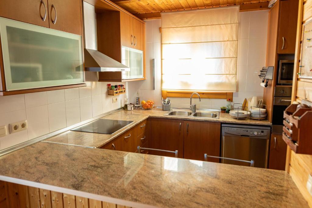 Kuchyňa alebo kuchynka v ubytovaní Casa de Madera en Calafell