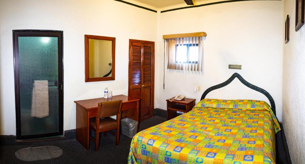 Postel nebo postele na pokoji v ubytování Hotel Guadalajara