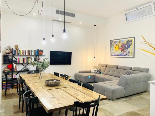 A seating area at Modern Loft