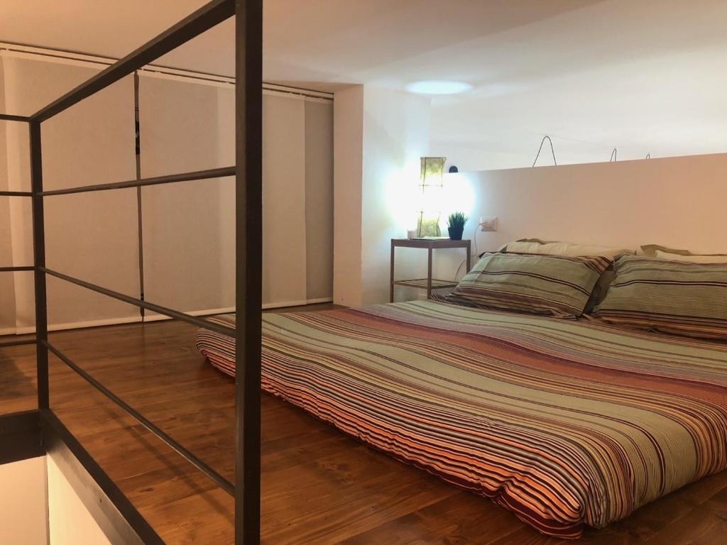 A bed or beds in a room at Modern Loft