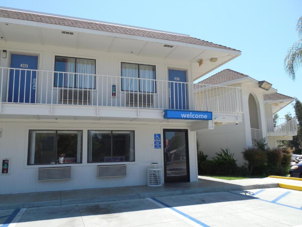 a building with a sign that reads vacation at Motel 6-Temecula, CA - Historic Old Town in Temecula