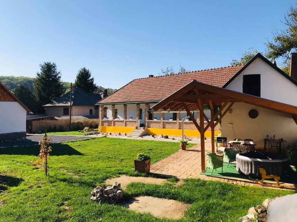 a house with a pavilion in a yard at Zulejka Vendégház in Mátraszele