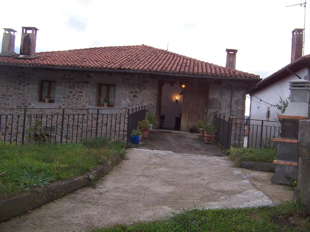 uma casa com uma cerca em frente em Casa Rural Barbonea em Lekunberri