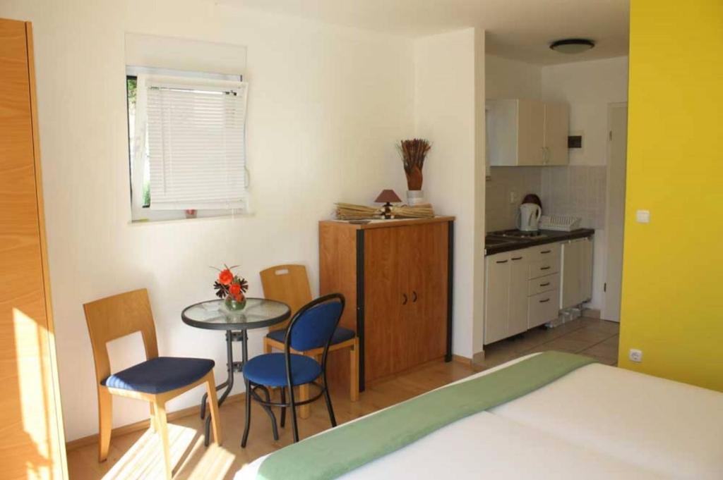 Kuchyňa alebo kuchynka v ubytovaní Studio apartment in Trogir with balcony, air conditioning, WiFi 4328-4