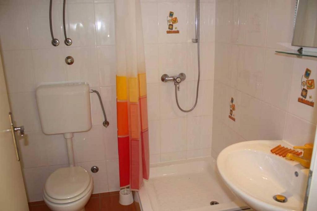 Kúpeľňa v ubytovaní Studio apartment in Trogir with balcony, air conditioning, WiFi 4328-4