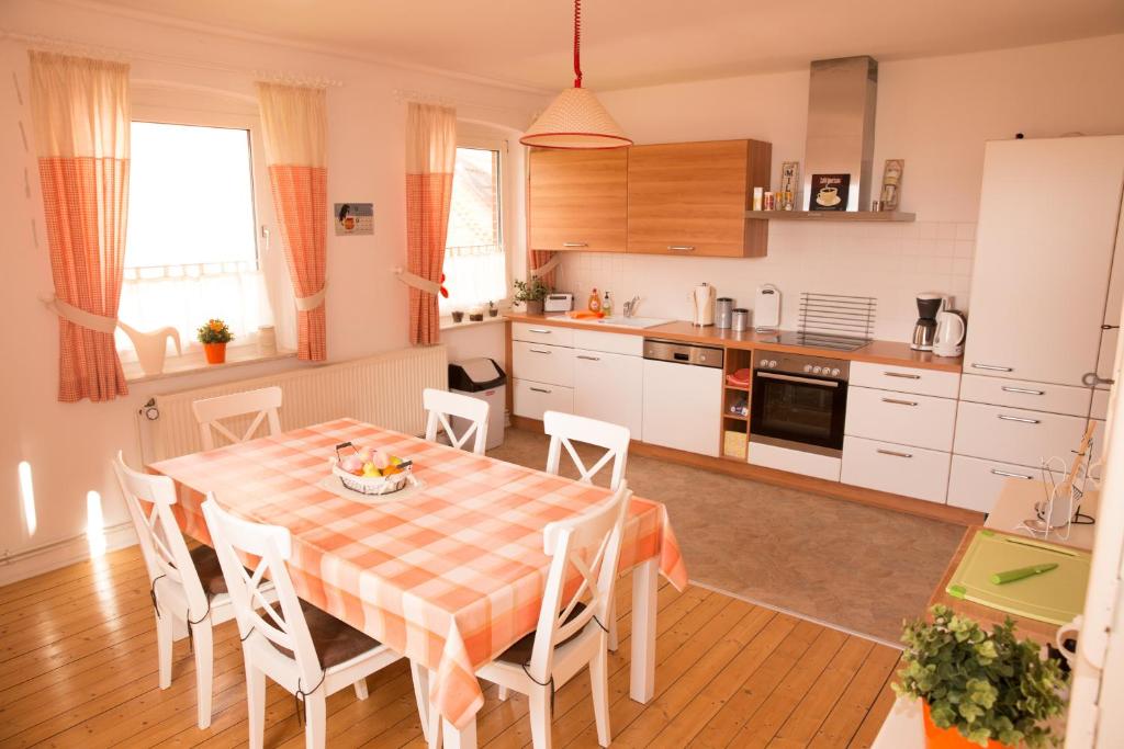 een keuken en eetkamer met een tafel en stoelen bij Ferienwohnung Falk in WÃ¶lpinghausen