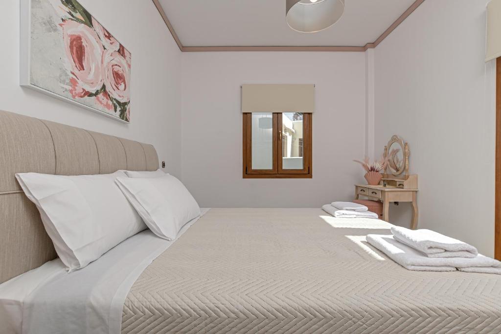 Postel nebo postele na pokoji v ubytování Golden Rose Elegant Vacation Home