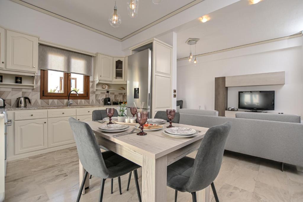 Kuchyň nebo kuchyňský kout v ubytování Golden Rose Elegant Vacation Home