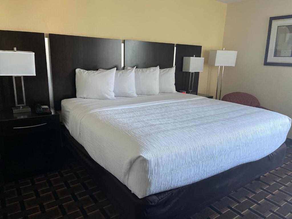 Una cama o camas en una habitación de Baymont by Wyndham Scranton Dunmore