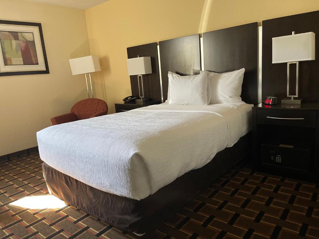 Una cama o camas en una habitación de Baymont by Wyndham Scranton Dunmore