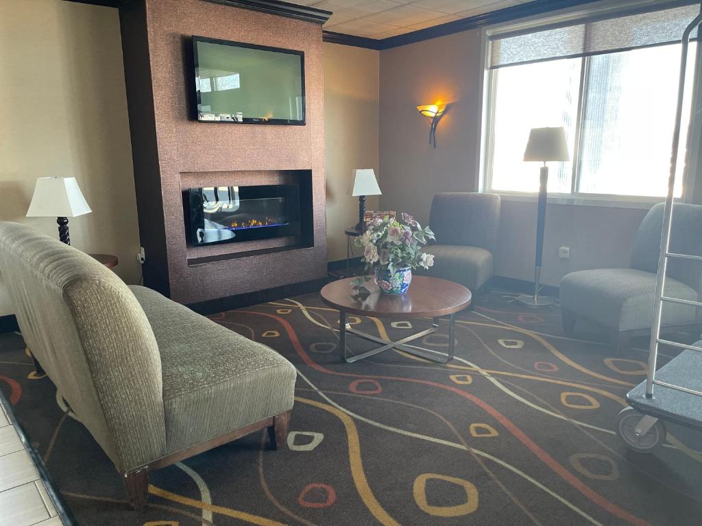 Una televisión o centro de entretenimiento en Baymont by Wyndham Scranton Dunmore