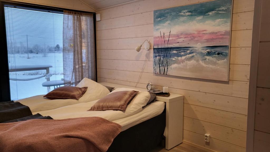 AlatemmesにあるB&B Villa Helmiのベッドルーム1室(ベッド2台付)、景色を望む窓が備わります。