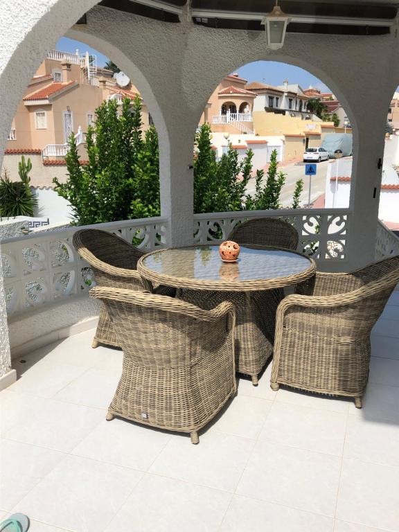 patio ze stołem i krzesłami na balkonie w obiekcie Casa di Paddy w mieście Ciudad Quesada