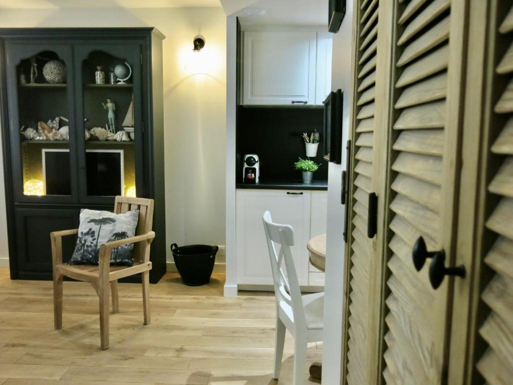 a living room with two chairs and a kitchen at Les Petits Volets 3 appartements au choix in Antibes