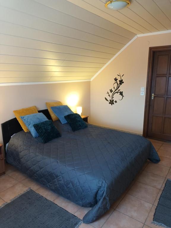 Posteľ alebo postele v izbe v ubytovaní Miranda Apartmanház