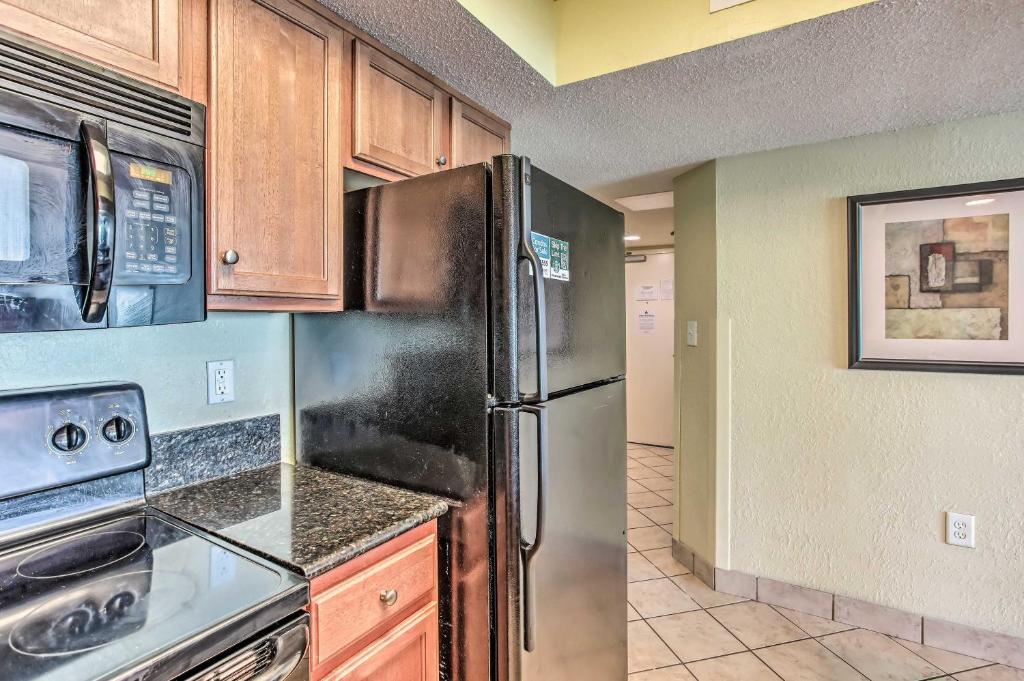 Kuchyň nebo kuchyňský kout v ubytování Beachfront Condo in Myrtle Beach with Pool Access
